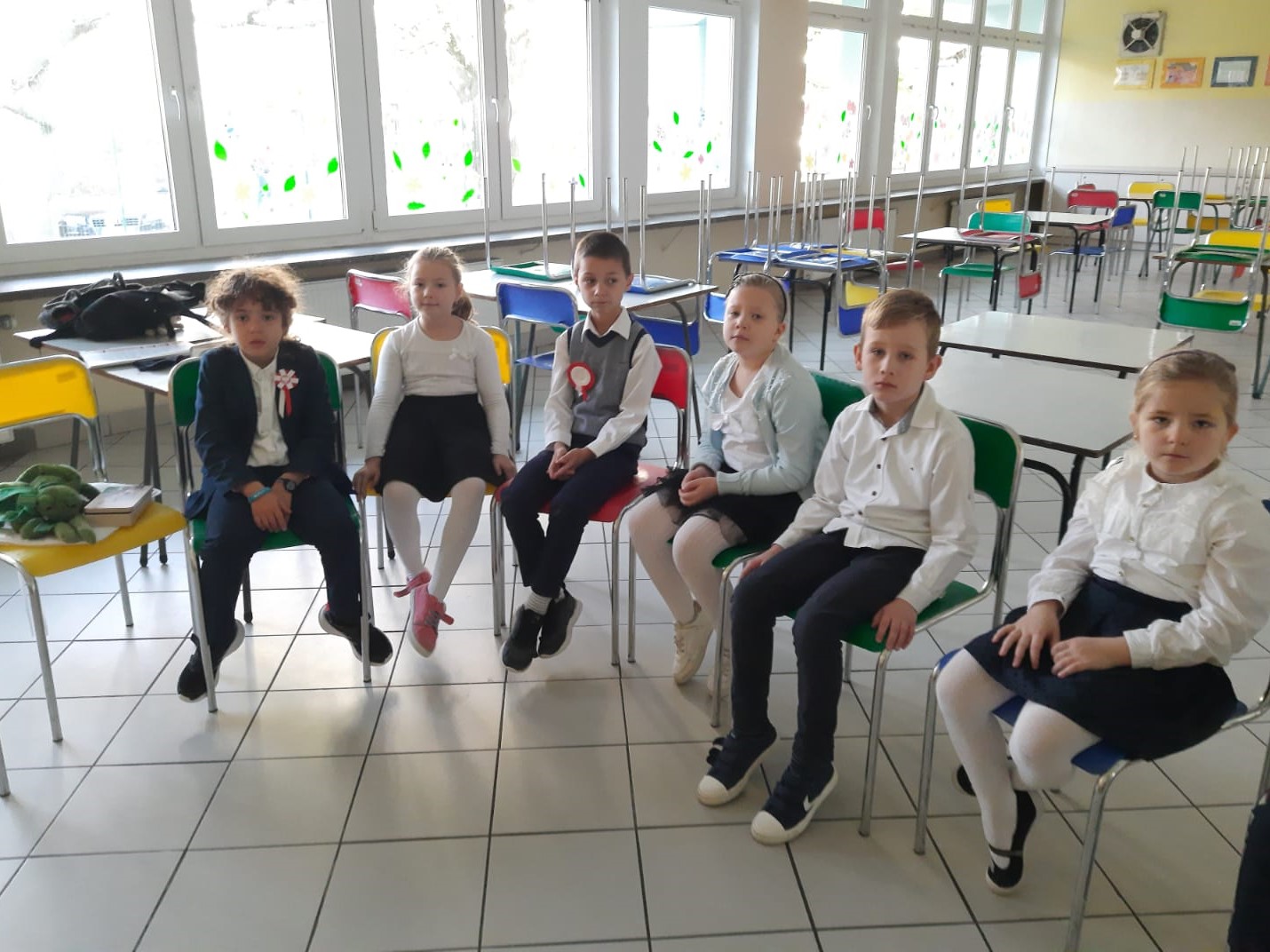 uczniowie podczas spotkania w stołówce szkolnej