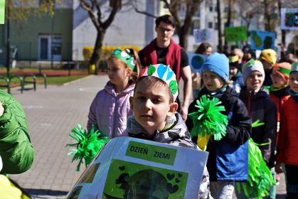 parada uczniów z okazji Dnia Ziemi