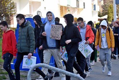 parada uczniów z okazji Dnia Ziemi