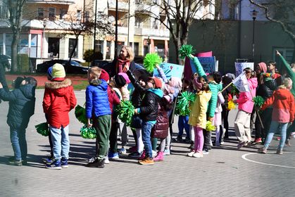 parada uczniów z okazji Dnia Ziemi