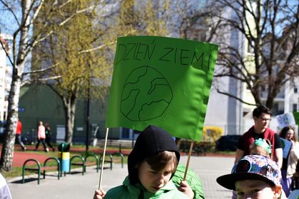 parada uczniów z okazji Dnia Ziemi