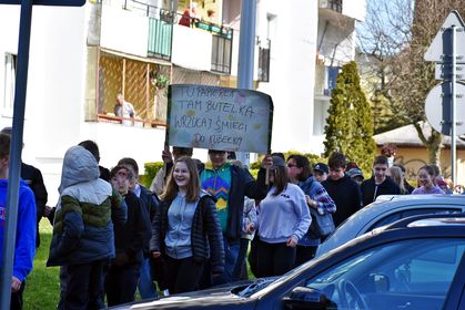 parada uczniów z okazji Dnia Ziemi