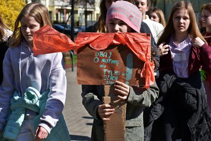 parada uczniów z okazji Dnia Ziemi