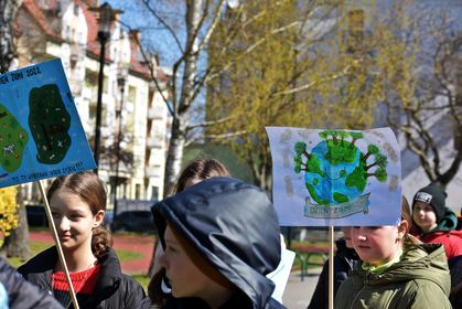 parada uczniów z okazji Dnia Ziemi