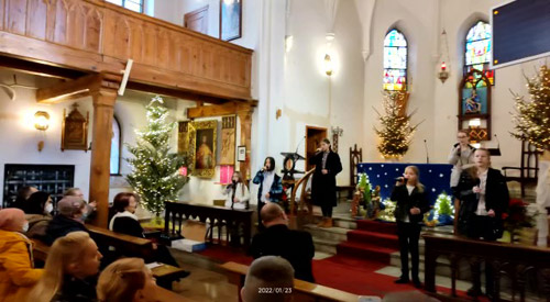 Grafika przedstawia występ solistek z zespołu Tirlitonki oraz Marię Dudek w kościele pw. Niepokalanego Poczęcia Najświętszej Maryi Panny w Kołobrzegu 