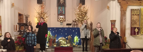 Grafika przedstawia występ solistek z zespołu Tirlitonki oraz Marię Dudek w kościele pw. Niepokalanego Poczęcia Najświętszej Maryi Panny w Kołobrzegu 