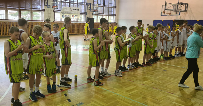 Drużyna chłopców z SP 4 na finale wojewódzkim w mini piłce koszykowej