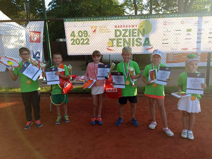 Grafika przedstawia dziec nagrodzone w turnieju tenisa m.in. uczniów sp4