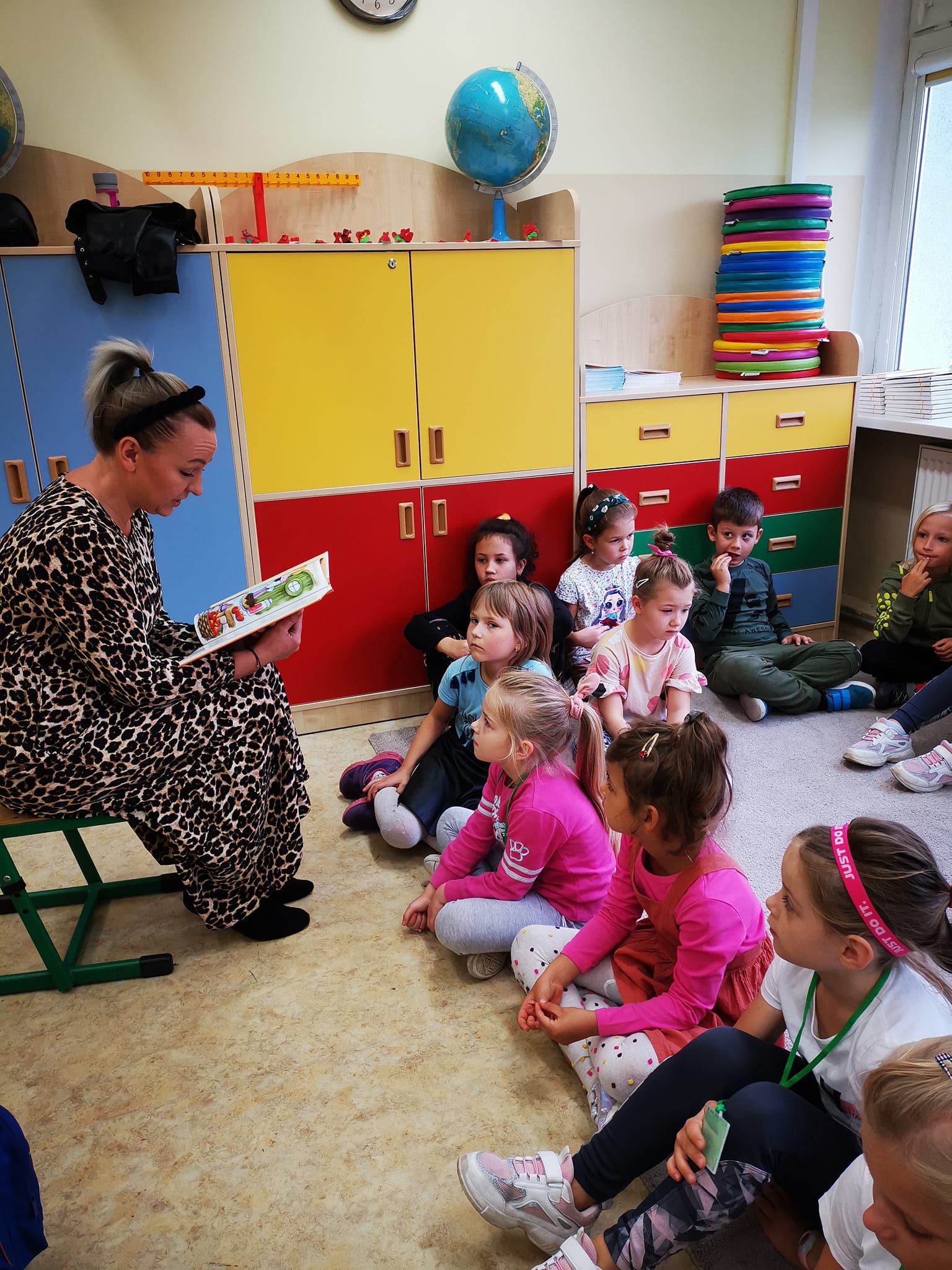 dzieci słuchają lektury czytanej przez mamę jednego z uczniów