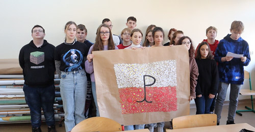 Uczniowie klasy 7b z plakatem wykonanym w ramach akcji 