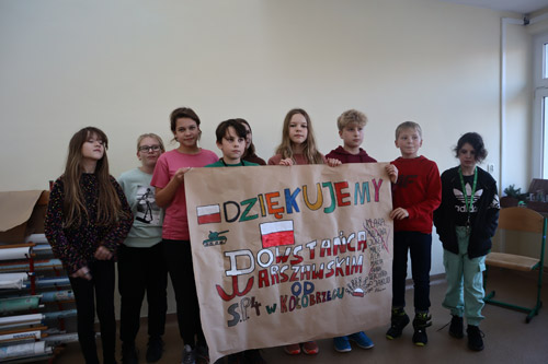 Uczniowie klasy 5a z plakatem wonanym w ramach akcji 