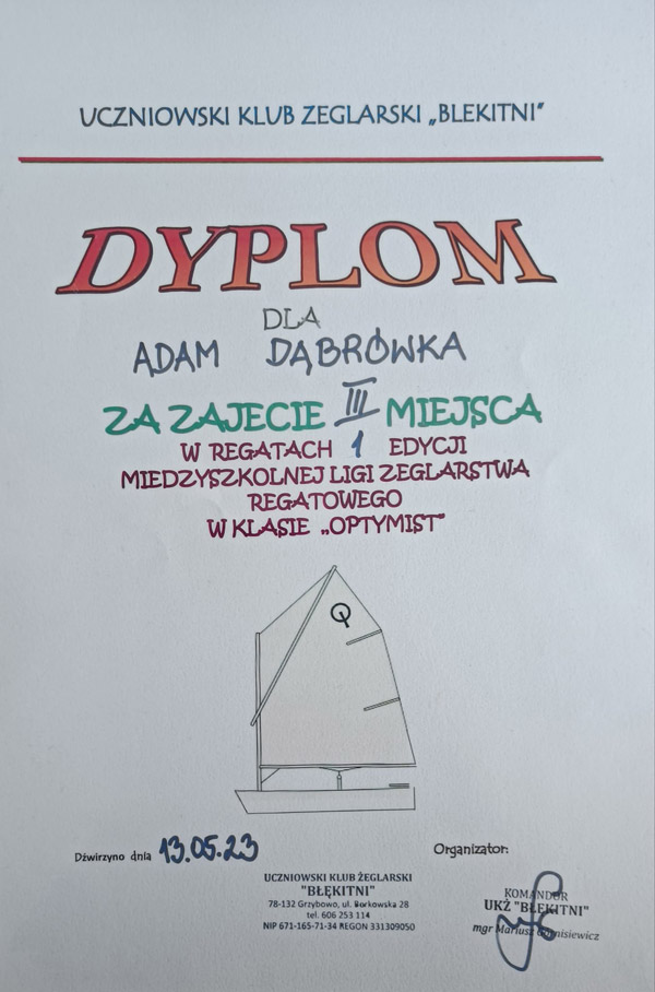 Grafika przedstawia dylom Adama Dąbrówki z klasy 5a za zajęcie 3 miejsca w regatach