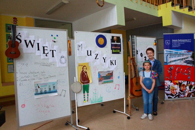 Grafika przedstawia Marysi,e Podolska oraz Marie Dudek na holu SP 4