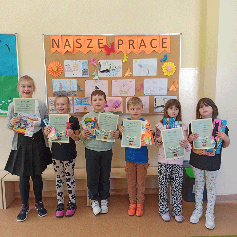 Uczniowie z dypomami za konkurs na najpiekniejszą zakładę