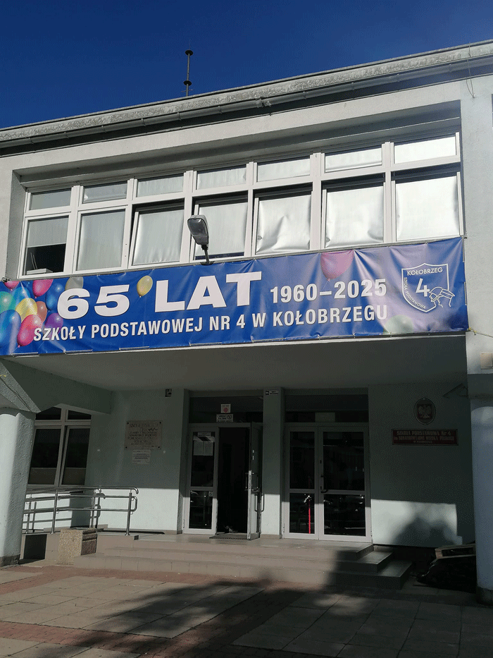 Baner informujący o jubileuszu szkoły