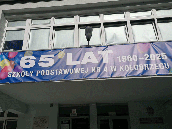 Baner informujący o jubileuszu szkoły