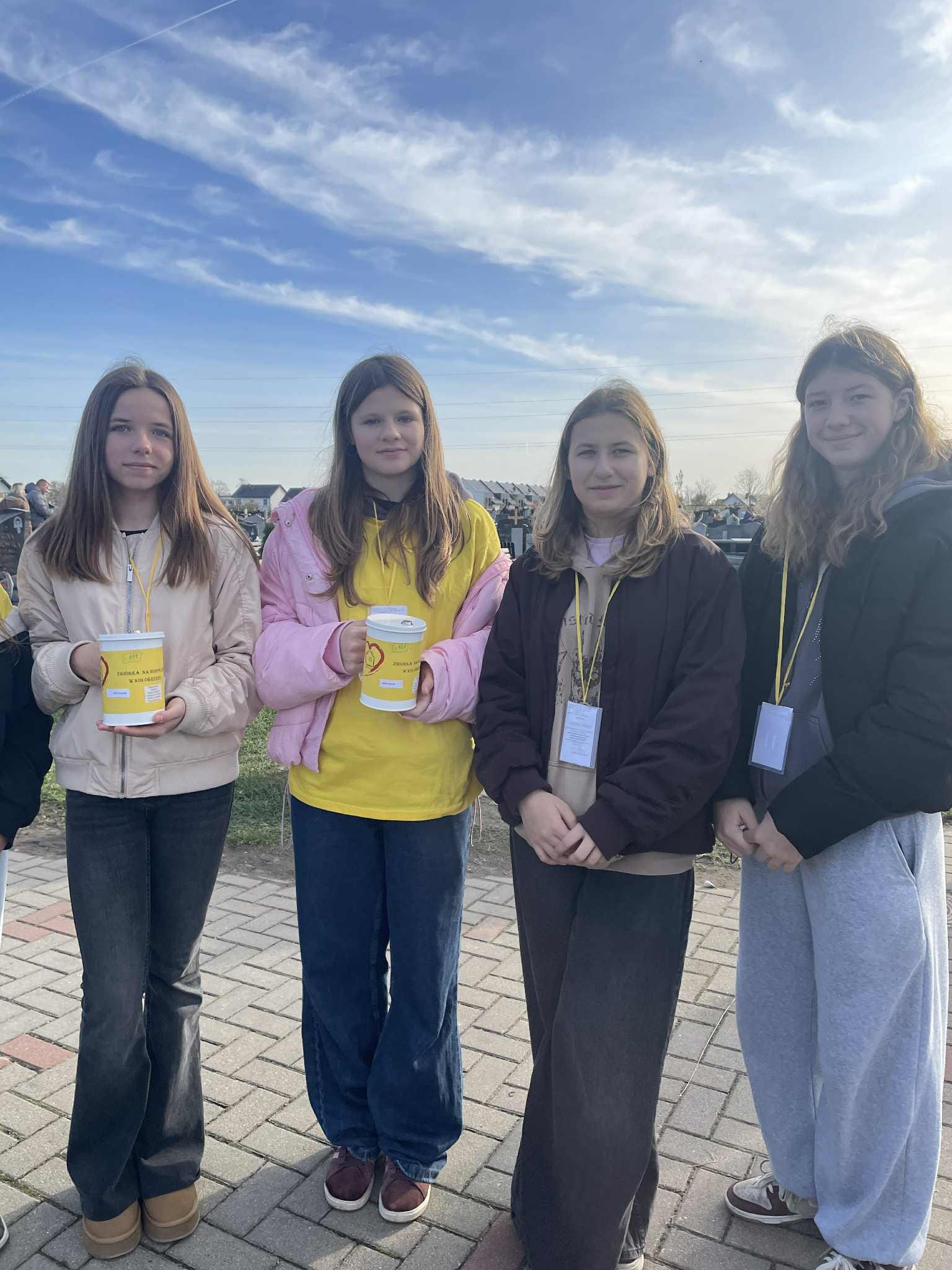 Nasi wolontariusze podczas zbi&oacute;rki 1 listopada