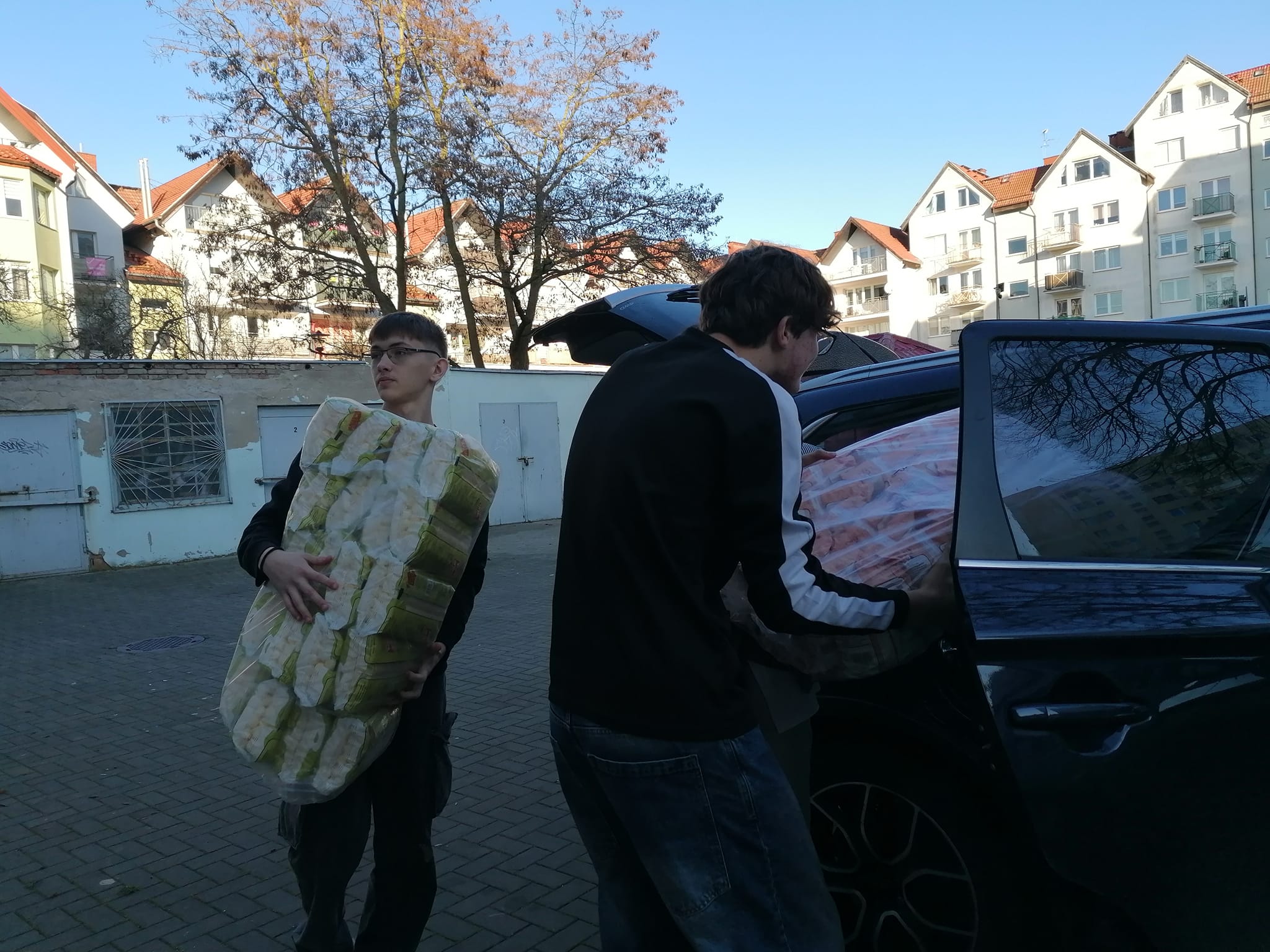 Wolontariusze z darami.