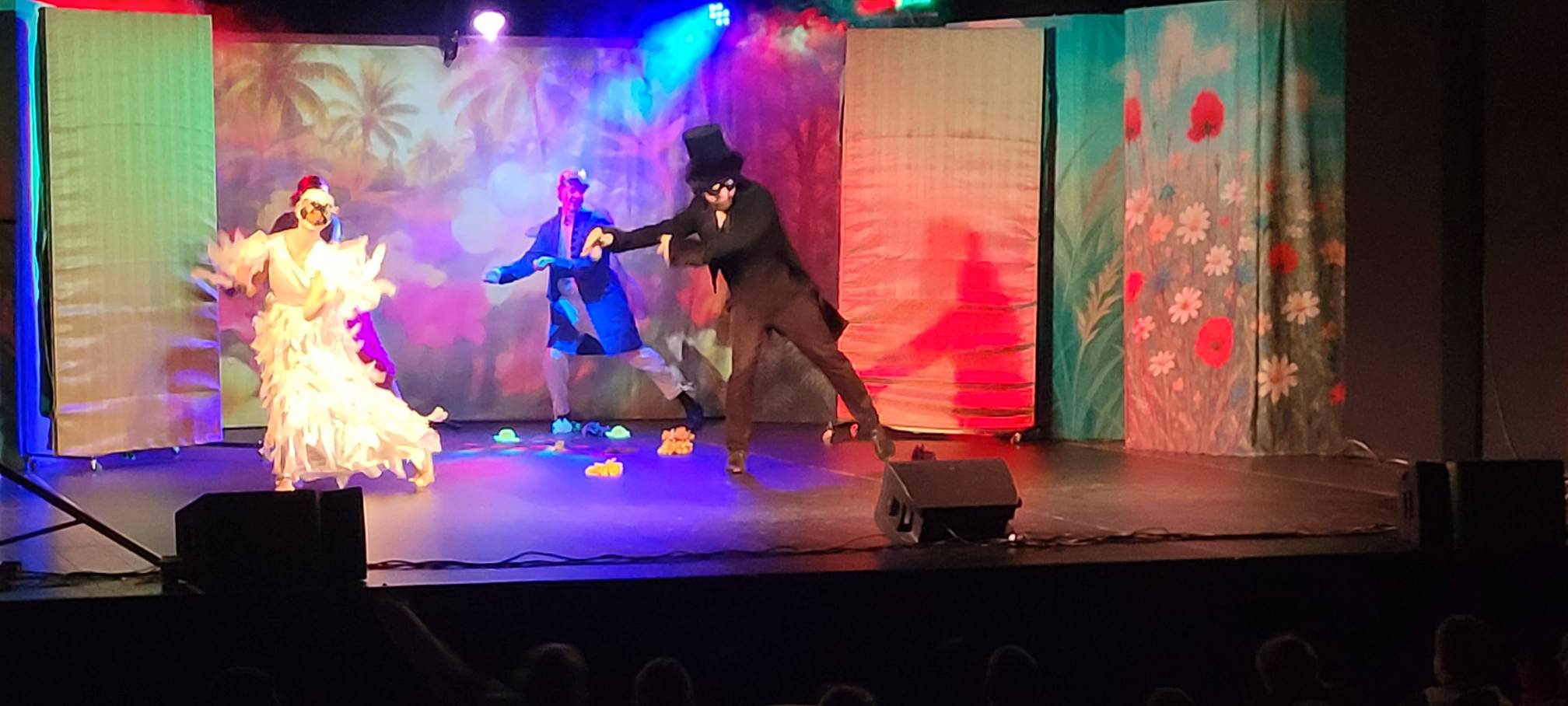 Klasy pierwsze i trzecie na przedstawieniu w RCK- u